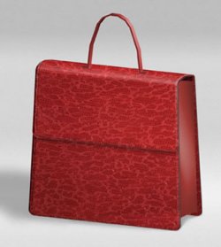 Modle habill en cuir rouge